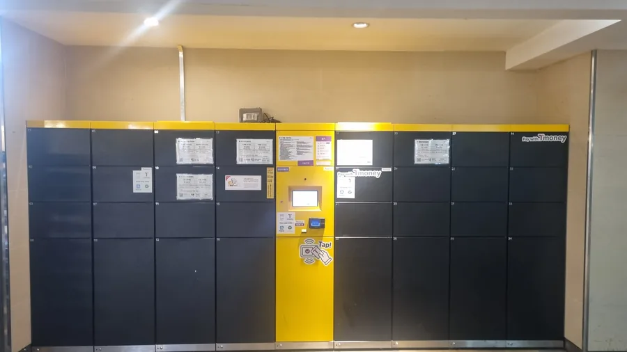 Yellow T-money coin lockers at Jamsil Station